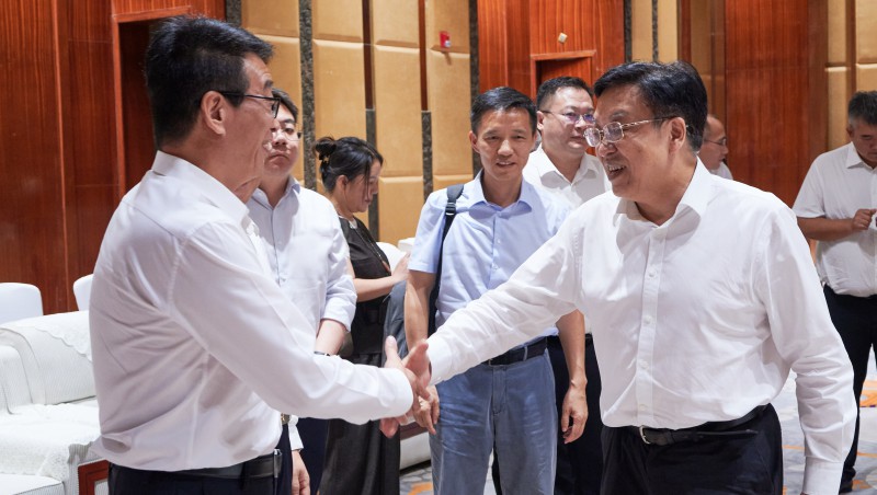 王冲出席 2025 中国产业转移发展对接活动（海南） 与海南省委书记冯飞会谈共探水务合作新机遇